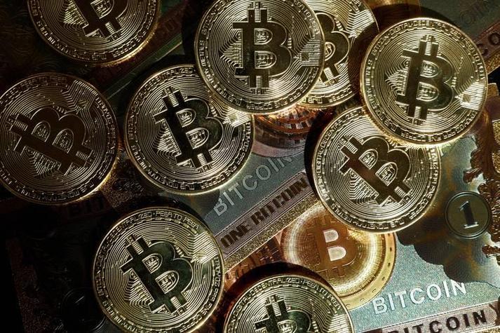 Bitcoin mining farm in the United States with rows of ASIC machines powered for maximum efficiency